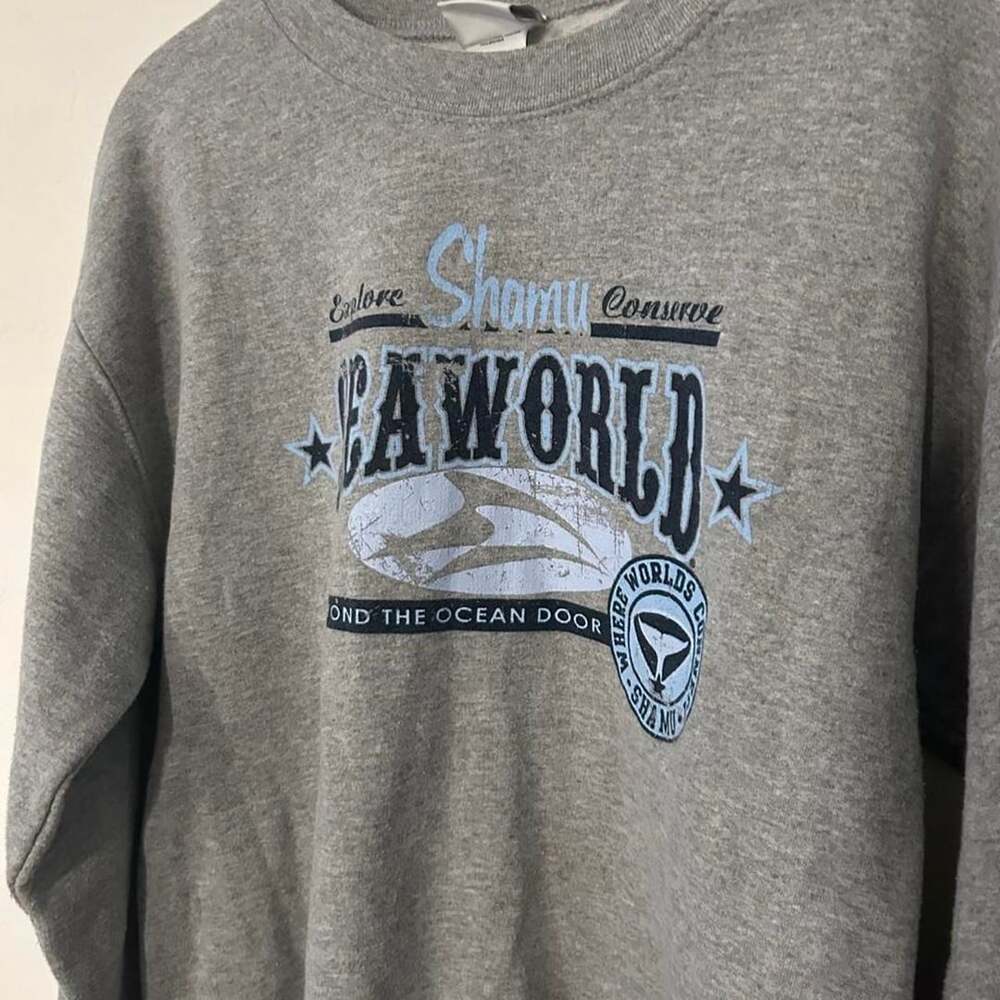 SeaWorld Shamu Crewneck Sweatshirt Size M Grey